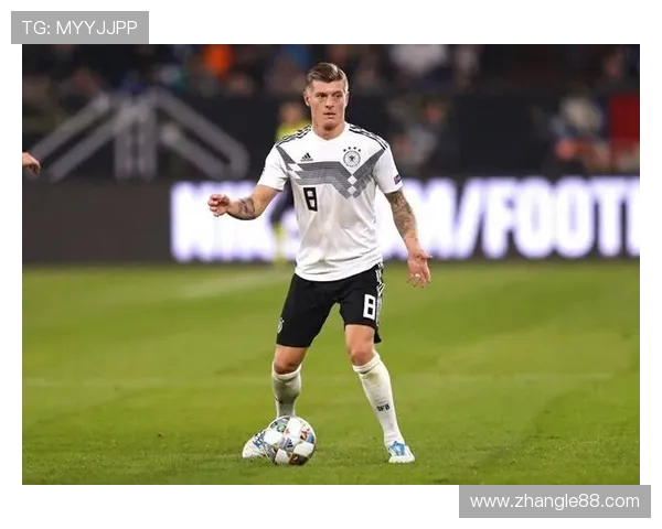 克罗斯：从中场指挥官到足球战术革新者的辉煌历程与影响